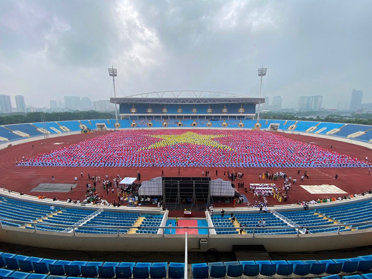5.000 người tham gia xếp hình cờ Tổ Quốc. (ảnh Dân trí)